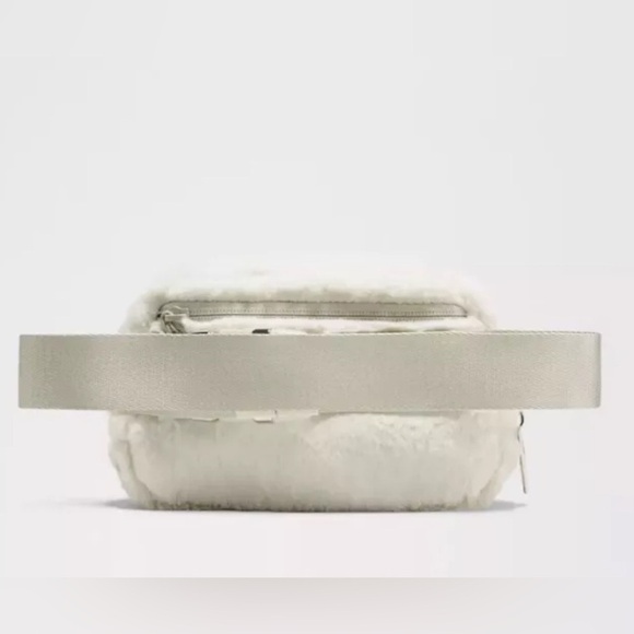 Authentic LULULEMON Plush Fleece Everywhere Belt Bag 1L Bone/ Silver NEW
NEW - Picture 3 of 12